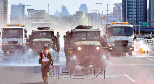 15일 오후 우리나라 전역에 민방위 훈련이 실시된 가운데 서울 한남대교에서 민관군 통합 화생방 제독훈련이 열려 살수차량들이 도로세척을 하고 있다.<br />김명섭 기자 msiron@
15일 오후 우리나라 전역에 민방위 훈련이 실시된 가운데 서울 한남대교에서 민관군 통합 화생방 제독훈련이 열려 살수차량들이 도로세척을 하고 있다.
김명섭 기자 msiron@