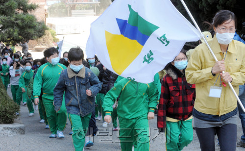 15일 전국적으로 민방위 훈련이 열린 가운데 서울 서대문구 미동초등학교 학생들이 오세훈 시장과 대피훈련을 하고 있다../ 안훈기자 rosedale@ 2011.03.15
15일 전국적으로 민방위 훈련이 열린 가운데 서울 서대문구 미동초등학교 학생들이 오세훈 시장과 대피훈련을 하고 있다../ 안훈기자 rosedale@ 2011.03.15