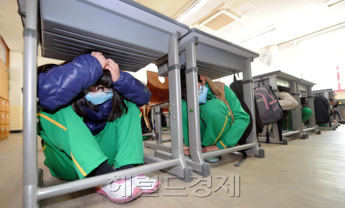 15일 전국적으로 민방위 훈련이 열린 가운데 서울 서대문구 미동초등학교 학생들이 지진 대비 훈련을 하고 있다./ 안훈기자 rosedale@ 2011.03.15
15일 전국적으로 민방위 훈련이 열린 가운데 서울 서대문구 미동초등학교 학생들이 지진 대비 훈련을 하고 있다./ 안훈기자 rosedale@ 2011.03.15