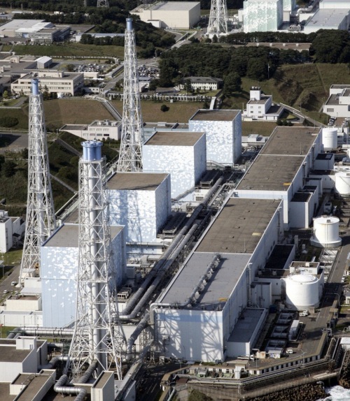 <YONHAP PHOTO-0797> An aerial view of Tokyo Electric Power Co.'s Fukushima Daiichi Nuclear Plant in this October 2008 file photo taken in Fukushima Prefecture, northeastern Japan. Japan's Prime Minister Naoto Kan warned on March 15, 2011 that radioactive levels had become high around the earthquake-stricken nuclear power plant after explosions at two reactors, adding that the risk of more radioactive leakage was rising. REUTERS/Kyodo (JAPAN - Tags: DISASTER ENERGY ENVIRONMENT BUSINESS) FOR EDITORIAL USE ONLY. NOT FOR SALE FOR MARKETING OR ADVERTISING CAMPAIGNS. THIS IMAGE HAS BEEN SUPPLIED BY A THIRD PARTY. IT IS DISTRIBUTED, EXACTLY AS RECEIVED BY REUTERS, AS A SERVICE TO CLIENTS. JAPAN OUT. NO COMMERCIAL OR EDITORIAL SALES IN JAPAN. YES/2011-03-15 12:29:01/ <저작권자 ⓒ 1980-2011 ㈜연합뉴스. 무단 전재 재배포 금지.>