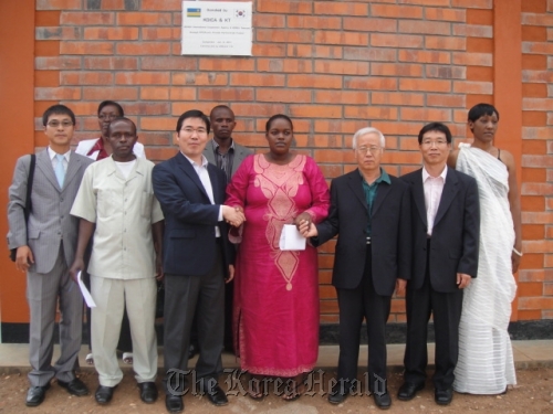 Korean and Rwandan officials attend the opening ceremony of an elementary school in Kamonyi, Rwanda, last week.     KOICA
Korean and Rwandan officials attend the opening ceremony of an elementary school in Kamonyi, Rwanda, last week.     KOICA
KOICA-KT, 르완다 위마나 초등학교 준공 (서울=연합뉴스) 한국국제협력단(KOICA)은 KT와 함께 건립한 아프리카 르완다의 위마나 초등학교가 지난 10일 준공식을 했다고 전했다. 사진은 테오네스테 위마나 초등학교장, 김상철 KOICA 르완다 사무소장, 우웨라 알리스 카몬이 부시장 등 준공식 참석자들. 2011.3.14 << KOICA >> photo@yna.co.kr