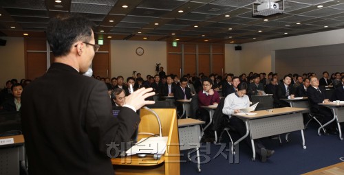 대한상공회의소(회장 손경식)가 15일 서울 남대문로 상의회관에서 ‘복수노조 제도의 주요 내용과 기업의 대응 방안 설명회’를 개최한 가운데 오영민 고용노동부 노사관계선진화실무지원단 팀장이 ‘복수노조 허용과 교섭 창구 단일화 제도’를 주제로 강연하고 있다.