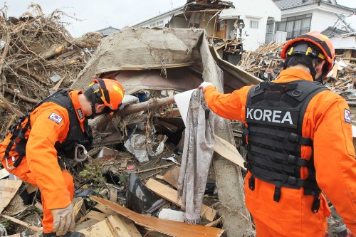 15일 오전 119중앙구조단원들이 쓰나미 피해 지역인 일본 미야기 현 센다이 시 가모 지구에서 폐허가 된 잔해 속을 뒤지며 실종자 수색 작업을 하고 있다. 방사성 물질 피폭에 대한 두려움과 부슬비 속 진흙으로 뒤엉킨 최악의 상황에서 우리 goal 토토사이트원들은 15일 하루 10여구의 시신을 수습했다.  ［센다이=연합뉴스］