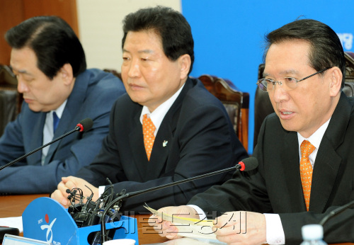 김형오 전 국회의장이  16일 오전 한나라당 여의도당사에서 열린 최고중진연석회의에서 동남권 신공항 유치와 관련한 자신의 발언에 일부에서 협박성 항의가  있다며 자신의 입장을  밝히고 있다.양동출dcyang@heraldm.com/110316/
김형오 전 국회의장이  16일 오전 한나라당 여의도당사에서 열린 최고중진연석회의에서 동남권 신공항 유치와 관련한 자신의 발언에 일부에서 협박성 항의가  있다며 자신의 입장을  밝히고 있다.양동출dcyang@heraldm.com/110316/
김형오 전 국회의장이  16일 오전 한나라당 여의도당사에서 열린 최고중진연석회의에서 동남권 신공항 유치와 관련한 자신의 발언에 일부에서 협박성 항의가  있다며 자신의 입장을  밝히고 있다.양동출dcyang@heraldm.com/110316/
김형오<오른쪽> 전 국회의장이 16일 오전 한나라당 여의도당사에서 열린 최고중진연석회의에서 자신의 동남권 신공항 백지화 발언에 대해 일부에서 협박성 항의가  있다며 정부의 빠른 결단을 촉구하고 있다. 양동출 기자/dcyang@heraldm.com