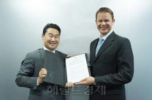 권태길 메리츠증권 금융사업총괄 전무, 마이클베터 스투르가르트(SSCL) 대표 Meritz MOU 2 / 메리츠證, 포르쉐 단독딜러 SSCL과 자동차리스 MOU 체결