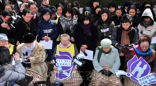 16일 정오 일본군 위안부 문제 해결을 위한 정기 수요집회에서 피해 할머니들과 참석자들이 묵념을 하고 있다. 오늘 집회는 시위 대신 '일본 강진 희생자 추모 침묵시위'로 진행됐다.<br />김명섭 기자 msiron@
16일 정오 일본군 위안부 문제 해결을 위한 정기 수요집회에서 피해 할머니들과 참석자들이 묵념을 하고 있다. 오늘 집회는 시위 대신 '일본 강진 희생자 추모 침묵시위'로 진행됐다.
김명섭 기자 msiron@