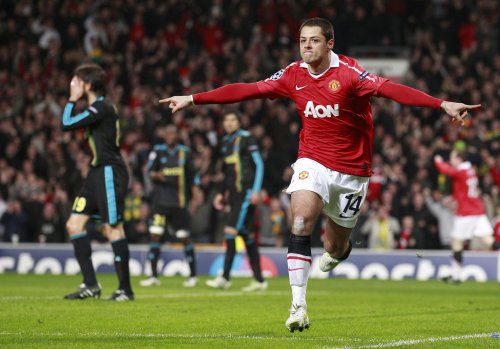 <YONHAP PHOTO-1114> Manchester United's Javier Hernandez, right, reacts after scoring a goal against Marseille during their Champions League first knockout stage second leg soccer match at Old Trafford, Manchester, England, Tuesday March 15, 2011. (AP Photo/Jon Super)/2011-03-16 07:25:33/ <저작권자 ⓒ 1980-2011 ㈜연합뉴스. 무단 전재 재배포 금지.>
Manchester United’s Javier Hernandez celebrates after scoring against Olympique Marseille.  AP-Yonhap News