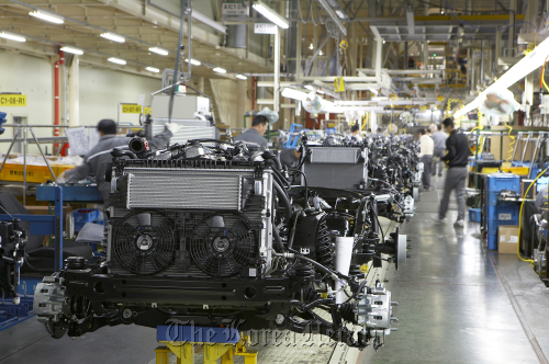 Ssangyong Motor Co. employees work on an assembly line at the company’s plant in Pyeongtaek, Gyeonggi Province.  Ssangyong Motor Co.