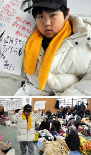 일본 지진, 쓰나미/ 토토사이트 하피이름 새긴 팻말 들고…9살 초등생의 ‘눈물’
