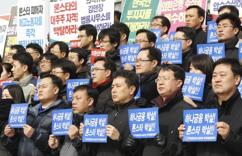 '외환은행되찾기범국민운동본부'(이하 범국본)는 금융위원회의 론스타 외환은행 대주주 적격성심사 결과와 관련, 공개질의서를 발송하고 거부시 법원에 정보공개청구 소송을 제기할 계획이라고 17일 밝혔다.
범국본은 "금번 론스타 산업자본 심사결과에 대해 지난 2003년 매각 당시와 같이 일고의 가치도 없는 부실심사로 규정한다"며 "2번씩이나 부실심사를 한 금융위원장은 즉각 자진사퇴하고, 검찰수사에 성실히 임해야 한다"고 주장했다.
또 "검찰은 해외도피중인 론스타 3인방을 조속히 국내로 송환시켜라"고 요구하고 "한나라당도 계속 침묵시 정권재창출은 없다"고 경고했다