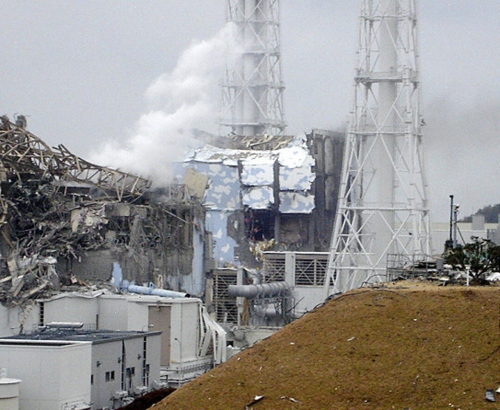 This image from Tokyo Electric Power Co. shows the damaged No. 4 unit Fukushima Daiichi nuclear
complex in Okumamachi, northeastern Japan, Tuesday. White smoke billows from the No. 3 unit.
AP-Yonhap News
