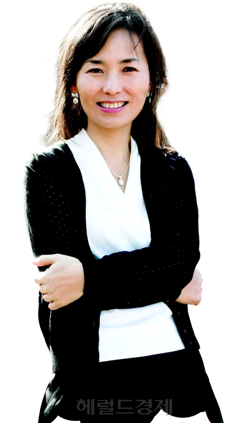 토토사이트 확인, 소설가 / 소설가 토토사이트 확인 일본 출간 책 인세 전액 기증