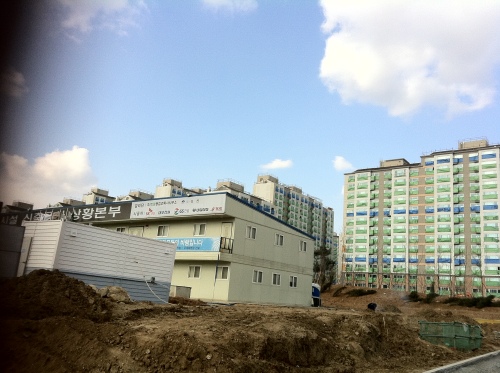 아파트 단지와 인접해 교도소가 들어서는 천왕지구에 시프트(장기전세주택) 접수자들이 대거 몰리며, 전세난에 따른 시프트의 인기를 대변했다. 사진은 완충 녹지를 사이에 두고 교도소와 직접 접하는 천왕지구 6단지의 전경.
