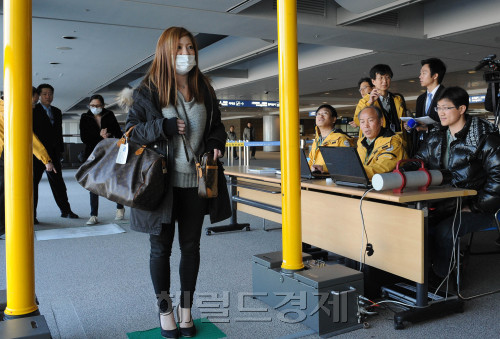 17일 오전 인천국제공항에 일본 하네다에서 귀국하는 탑승객들이 방사능 게이트를 지나가고 있다. 한국원자력 안전기술원은 일본 후쿠시마 원자력폭발, 유출과 관련하여 귀국하는 승객의 안전을 위해 희망하는 승객들에 한해서 방사능 지수검사를 실시하고 있다. <br />이상섭기자/babtong@heraldm.com 2011.03.17
17일 오전 인천국제공항에 일본 하네다에서 귀국하는 탑승객들이 방사능 게이트를 지나가고 있다. 한국원자력 안전기술원은 일본 후쿠시마 원자력폭발, 유출과 관련하여 귀국하는 승객의 안전을 위해 희망하는 승객들에 한해서 방사능 지수검사를 실시하고 있다.
이상섭기자/babtong@heraldm.com 2011.03.17
17일 오전 일본 하네다에서 귀국한 탑승객들이 인천국제공항 방사능 게이트를 지나가고 있다. 한국원자력안전기술원은 일본 후쿠시마 원전 폭발을 계기로 귀국하는 승객의 안전을 위해, 희망하는 승객에 한해 방사능지수 검사를 실시하고 있다. 이상섭 기자/babtong@
