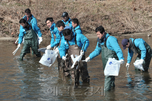 강남구는  '2011 세계 물의 날'을 맞아 탄천에서 자원봉사자들이 환경정화르 벌이고 있다.<br />정희조 기자/checho@
강남구는  '2011 세계 물의 날'을 맞아 탄천에서 자원봉사자들이 환경정화르 벌이고 있다.
정희조 기자/checho@
강남구는  '2011 세계 물의 날'을 맞아 탄천에서 자원봉사자들이 환경정화르 벌이고 있다.
정희조 기자/checho@