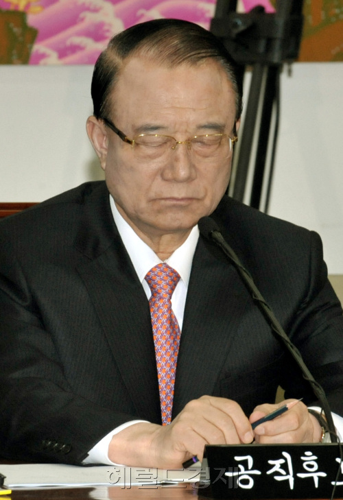 2기 방송통신위원장으로 연임 내정된 최시중 후보자가 17일 오전 국회 문화체육관광방송통신위원회에서 열린 인사청문회에서 눈을 감은채 의원들의 질의를 듣고 있다.양동출dcyang@heraldm.com/110217/
2기 방송통신위원장으로 연임 내정된 최시중 후보자가 17일 오전 국회 문화체육관광방송통신위원회에서 열린 인사청문회에서 눈을 감은채 의원들의 질의를 듣고 있다.양동출dcyang@heraldm.com/110217/
2기 방송통신위원장으로 연임 내정된 최시중 후보자가 17일 오전 국회 문화체육관광방송통신위원회에서 열린 인사청문회에서 의원들의 질의에 답변하기에 앞서 눈을 감은 채 생각에 잠겨 있다. 양동출 기자/dcyang@heraldm.com