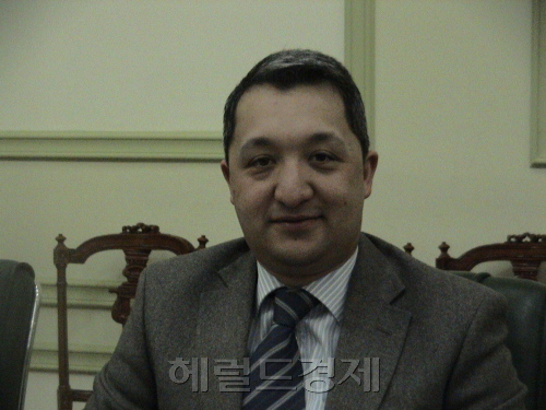 자수르 타지예프 대외경제무역부 국장(우즈베키스탄) 타지예프국장2 / <우즈벡 사진설명-타지예프국장 인터뷰>