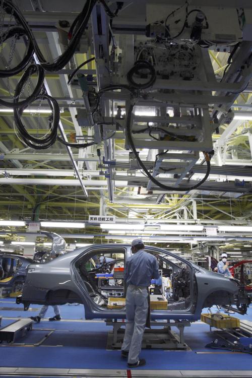 <YONHAP PHOTO-0623> FILE _ In this photo taken Feb. 16, 2011, a worker assembles a Yaris compact sedan, set for export to North America, on a newly opened assembly line at a plant of Toyota Motor Co.'s group company Central Motor Co. in Ohira in Miyagi Prefecture, northern Japan. Toyota Motor Corp., the world's biggest automaker, said it will extend production halts at its car plants through March 22, affecting about 95,000 vehicles. (AP Photo/Koji Sasahara, file)/2011-03-17 07:41:38/ <저작권자 ⓒ 1980-2011 ㈜연합뉴스. 무단 전재 재배포 금지.>
A worker assembles a Yaris compact sedan, for export to North America, on a new assembly line in Ohira in Miyagi Prefecture, northern Japan.  AP-Yonhap News