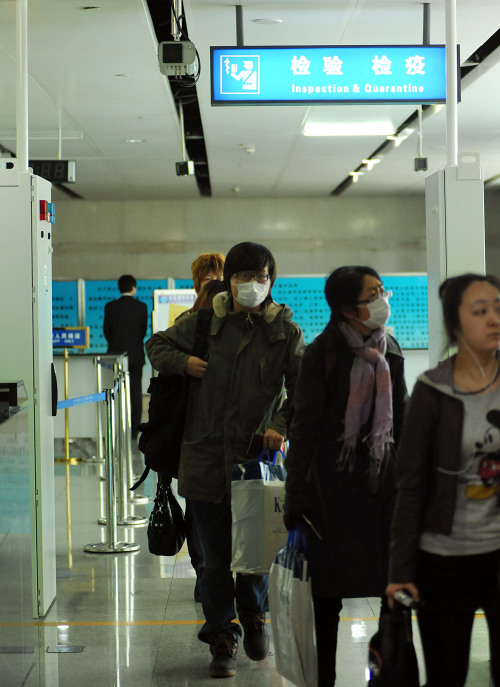 Chinese citizens evacuating from Japan arrive on a flight at the airport in Shanghai. (AP-Yonhap News)