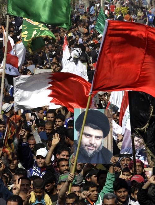 <YONHAP PHOTO-3419> Iraqi Shiite Muslims hold up the Bahraini flag and an image of Shiite radical leader Moqtada Sadr as they protest in Sadr City in eastern Baghdad on March 16, 2011, in support of the Shiite protesters in Bahrain and against the violent crackdown by the ruling Sunni Muslim dynasty in the Bahraini capital Manama. AFP PHOTO/ALI AL-SAADI /2011-03-16 23:14:02/ <저작권자 ⓒ 1980-2011 ㈜연합뉴스. 무단 전재 재배포 금지.>
Iraqi Shiite Muslims hold the Bahraini flag and an image of Shiite radical leader Moqtada Sadr as they protest in Sadr City in eastern Baghdad on Wednesday, in support of Shiite protesters in Bahrain and against the violent crackdown by the ruling Sunni Muslim dynasty in the Bahraini capital Manama.  AFP-Yonhap News