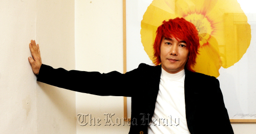 김장훈 인터뷰. 박현구 기자phko@heraldm.com 2011.03.15
Pop singer Kim Jang-hoon, famous for his generous donations, poses in front of artwork at a restaurant in Chungdam-dong, Seoul, Tuesday. Park Hyun-koo/The Korea Herald