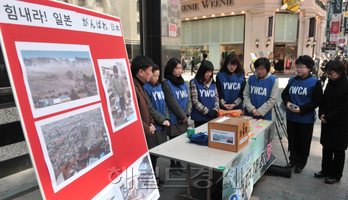 17일 명동에서 열린 한국YMCA주최 '일본 대지진피해돕기 모금행사'. 자원 봉사자들이 일본 대지진 희생자를 위한 기도를 하고 있다. <br />정희조 기자/checho@heraldm.com 110317
17일 명동에서 열린 한국YMCA주최 '일본 대지진피해돕기 모금행사'. 자원 봉사자들이 일본 대지진 희생자를 위한 기도를 하고 있다.
정희조 기자/checho@heraldm.com 110317