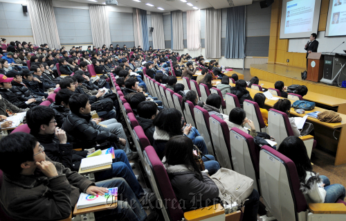 Students listen during an employment seminar at Konkuk University early this month. Yonhap News