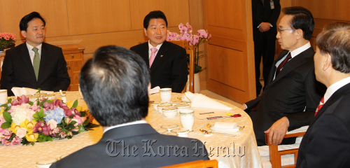 <YONHAP PHOTO-0793> 李대통령, 한나라당 지도부와 조찬회동 (서울=연합뉴스) 김병만 기자 = 이명박 대통령이 17일 오전 청와대에서 안상수 대표 등 한나라당 지도부와 조찬을 함께하며 이야기를 나누고 있다. 2011.3.17 kimb01@yna.co.kr/2011-03-17 08:24:47/ <저작권자 ⓒ 1980-2011 ㈜연합뉴스. 무단 전재 재배포 금지.>
President Lee Myung-bak (second from right) meets top officials of the ruling Grand National Party at Cheong Wa Dae on Thursday.
Yonhap News