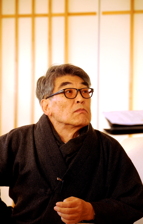 Poet Kim Ji-ha at the residence of Swedish Ambassador Lars Vargo in Seoul, Tuesday. (Park Hyun-koo/ The Korea Herald)
