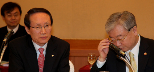 Financial Services Commission Chairman Kim Seok-dong (right) and Financial Supervisory Service Governor Kim Jong-chang attend a
session of the National Assembly Policy Committee at a hotel in Seoul on Thursday. Yonhap News