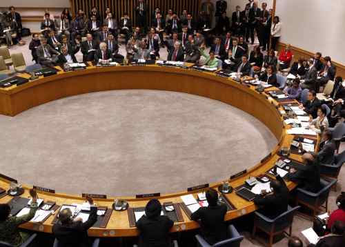 Member states vote to approve a resolution that will impose a no-fly zone over Libya during a meeting of the United Nations Security Council at UN headquarters Thursday, March 17, 2011. In addition to the no-fly zone, the resolution authorizes "all necessary measures" to protect civilians from attacks by Moammar Gadhafi's forces. (AP-Yonhap News)