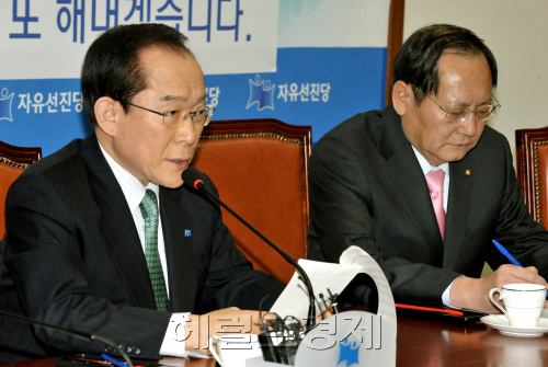 이회창 자유선진당 대표가 18일 오전 국회에서 열린 당5역회의에서 일본의 원전사고로 인해 국내 일각에서 제기되고있는 원자력 위주의 에너지 정책을 전면 재검토 하자는 주장은 설득력이 없다고 지적하고 있다.양동출dcyang@heraldm.com/110318/
이회창 자유선진당 대표가 18일 오전 국회에서 열린 당5역회의에서 일본의 원전사고로 인해 국내 일각에서 제기되고있는 원자력 위주의 에너지 정책을 전면 재검토 하자는 주장은 설득력이 없다고 지적하고 있다.양동출dcyang@heraldm.com/110318/