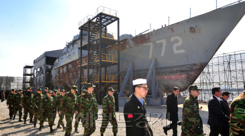 천안함 사건 1주기를 앞두고 18일 오전 경기도 평택시 해군 2함대사령부 파손된 천안함 앞에서 해군장병들이 둘러 보고 있다.<br />평택=김명섭 기자msiron@
천안함 사건 1주기를 앞두고 18일 오전 경기도 평택시 해군 2함대사령부 파손된 천안함 앞에서 해군장병들이 둘러 보고 있다.
평택=김명섭 기자msiron@