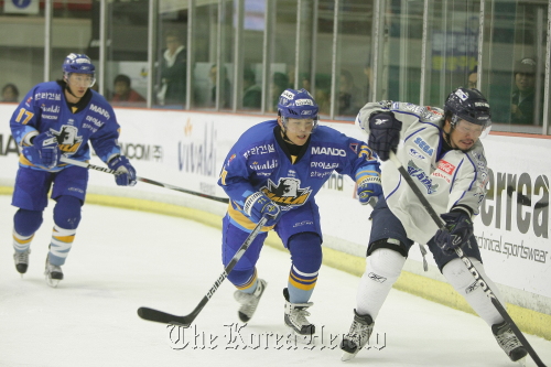 Players from Anyang Halla (in blue) and Tohoku Free Blades during a regular season game at the Anyang Indoor Ice Rink in October.   Anyang Halla