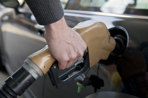 <YONHAP PHOTO-0828> A fuel nozzle is placed into a vehicle at a filling station in this arranged photo in Washington, D.C., U.S., on Thursday, March 17, 2011. Gasoline and heating oil gained as violence in Libya and Bahrain indicated that disruptions to fuel exports from the region may continue. Photographer: Andrew Harrer/Bloomberg /2011-03-18 08:21:22/ <저작권자 ⓒ 1980-2011 ㈜연합뉴스. 무단 전재 재배포 금지.>
A fuel nozzle is placed into a vehicle at a filling station in this arranged photo in Washington, D.C. on Thursday.  Bloomberg