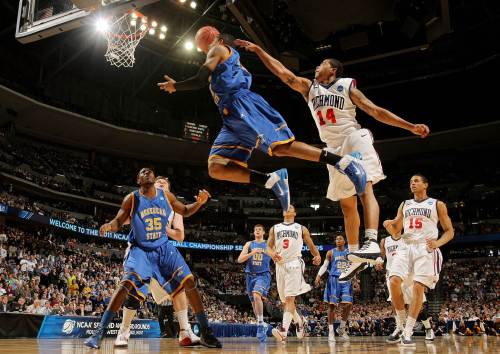 <YONHAP PHOTO-0461> DENVER, CO - MARCH 19: Terrance Hill #11 of the Morehead State Eagles goes to the hoop against Kevin Anderson #14 of the Richmond Spiders during the third round of the 2011 NCAA men's basketball tournament at Pepsi Center on March 19, 2011 in Denver, Colorado. Doug Pensinger/Getty Images/AFP== FOR NEWSPAPERS, INTERNET, TELCOS & TELEVISION USE ONLY == /2011-03-20 08:01:25/ <저작권자 ⓒ 1980-2011 ㈜연합뉴스. 무단 전재 재배포 금지.>
Morehead State’s Terrance Hill drives to the basket against the Richmond Spiders.  AFP-Yonhap News