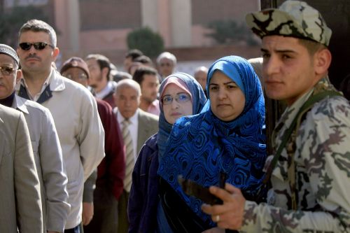 <YONHAP PHOTO-1626> An Egyptian soldier stands guard as voters queue outside a polling station in Mansura, 120 kms north of Cairo, on March 19, 2011. Egyptians got their first taste of democracy in a referendum to a package of constitutional changes after president Hosni Mubarak was forced to relinquish his 30-year grip on power last month in the face of mass street protests. AFP PHOTO/ KHALED DESOUKI /2011-03-19 17:32:06/ <저작권자 ⓒ 1980-2011 ㈜연합뉴스. 무단 전재 재배포 금지.>
An Egyptian soldier stands guard as voters queue outside a polling station in Mansura, 120 km north of Cairo, on Saturday.  AFP-Yonhap News
