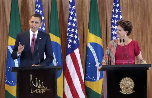 <YONHAP PHOTO-0168> U.S. President Barack Obama, left, with Brazilian President Dilma Vana Rousseff, right, during their joint news conference at the Palacio do Planalto in Brasilia, Brazil, Saturday, March 19, 2011. Obama welcomed Brazil's rise as an economic power and said the United States would be an eager customer for its oil exports as he opened a Latin America tour against the backdrop of an escalating Western military showdown with Libya's Moammar Gadhafi. (AP Photo/Pablo Martinez Monsivais)/2011-03-20 02:02:51/ <저작권자 ⓒ 1980-2011 ㈜연합뉴스. 무단 전재 재배포 금지.>
U.S. President Barack Obama (left) with Brazilian President Dilma Vana Rousseff during their joint news conference at the Palacio do Planalto in Brasilia, Saturday.  AP