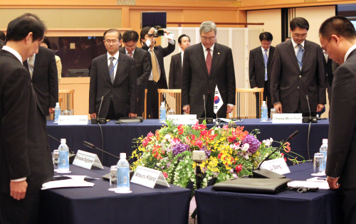 <YONHAP PHOTO-2582> 묵념하는 한.일.중 외교장관회의 참석자들 (서울=연합뉴스) 19일 오후 일본 교토 영빈관에서 열린 한.일.중 외교장관 회의에서 김성환 외교장관과 참석자들이 일본 대지진 희생자를 애도하며 묵념하고 있다. 2011.3.19 << 외교통상부 >> photo@yna.co.kr/2011-03-19 22:58:07/ <저작권자 ⓒ 1980-2011 ㈜연합뉴스. 무단 전재 재배포 금지.>
Foreign Minister Kim Sung-hwan (center) and other officials pay silent tribute to Japan’s quake victims at the start of a meeting between top diplomats from South Korea, China and Japan in Kyoto on Saturday.  Yonhap News
Foreign Minister Kim Sung-hwan (center) and other officials pay silent tribute to Japan’s quake victims at the start of a meeting between top diplomats from South Korea, China and Japan in Kyoto on Saturday.  Yonhap News