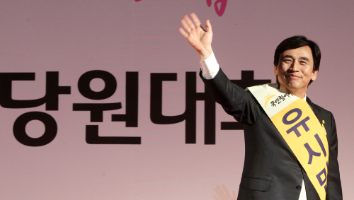 <YONHAP PHOTO-1478> 유시민 국민참여당 당 대표 후보 "뽑아주시길" (수원=연합뉴스) 신영근 기자 = 19일 오후 경기도 수원실내체육관에서 열린 국민참여당 제2차 전국당원대회에 참석한 유시민 당 대표 후보가 당원들에게 당 대표로 뽑아달라는 연설을 한 후 손을 흔들고 있다. 2011.3.19 drops@yna.co.kr http://blog.yonhapnews.co.kr/geenang/2011-03-19 16:21:58/ <저작권자 ⓒ 1980-2011 ㈜연합뉴스. 무단 전재 재배포 금지.>
Rhyu Si-min waves to supporters at the convention of the People’s Participation Party in Suwon, Gyeonggi Province, Saturday.
Yonhap News