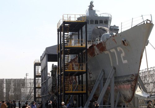 <YONHAP PHOTO-1584> 피격 1년 앞둔 천안함 (평택=연합뉴스) 신영근 기자 = 천안함 피격 1년을 일주일여 앞둔 18일 오전 경기도 평택 해군2함대사령부의 피격 천안함 앞에서 시민과 해군 장병들이 천안함 순국 장병들을 추모하고 있다. 2011.3.18 drops@yna.co.kr http://blog.yonhapnews.co.kr/geenang/2011-03-18 14:55:20/ <저작권자 ⓒ 1980-2011 ㈜연합뉴스. 무단 전재 재배포 금지.>
People view the wreckage of the Cheonan at a naval base in Pyeongtaek, Gyeonggi Province, last week.    Yonhap News