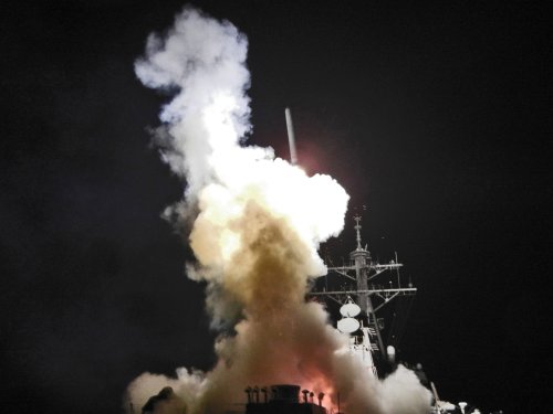 <YONHAP PHOTO-0422> This Saturday, March 19, 2011 photo provided by the U.S. Navy shows the Arleigh Burke-class guided-missile destroyer USS Barry (DDG 52) as it launches a Tomahawk missile in support of Operation Odyssey Dawn from the Mediterranean Sea . The U.S. fired more than 100 cruise missiles from the sea while French fighter jets targeted Moammar Gadhafi's forces from the air on Saturday, launching the broadest international military effort since the Iraq war in support of an uprising that had seemed on the verge of defeat. (AP Photo/U.S. Navy, Fireman Roderick Eubanks)/2011-03-20 07:23:45/ <저작권자 ⓒ 1980-2011 ㈜연합뉴스. 무단 전재 재배포 금지.>
The Arleigh Burke-class guided-missile destroyer USS Barry (DDG 52) as it launches a Tomahawk missile in support of Operation Odyssey Dawn from the Mediterranean Sea on Saturday.  AP-Yonhap News