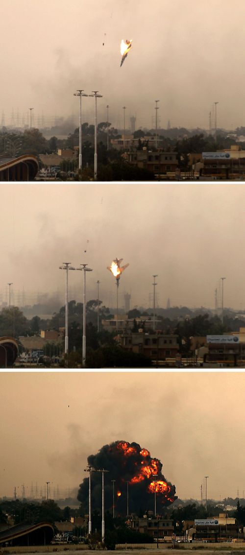 <YONHAP PHOTO-1823> A picture combo shows a Libyan jet bomber crashing after being shot down in Benghazi on March 19, 2011 as Libya's rebel stronghold came under attack, with at least two air strikes and sustained shelling of the city's south sending thick smoke into the sky. AFP PHOTO/PATRICK BAZ /2011-03-19 18:05:41/ <저작권자 ⓒ 1980-2011 ㈜연합뉴스. 무단 전재 재배포 금지.>
A doomed warplane plummets toward ground after it was shot down over the outskirts of Benghazi, eastern Libya, Saturday.
AP-Yonhap News
