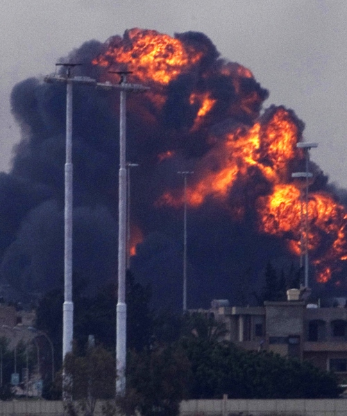 <YONHAP PHOTO-0139> ALTERNATIVE CROP - A fireball erupts from the point of impact after a warplane was shot down by anti-Gadhafi forces over the outskirts of Benghazi, eastern Libya, Saturday, March 19, 2011. An object, thought to be the pilot, was seen to eject from the cockpit shortly before impact. Explosions shook the Libyan city of Benghazi early on Saturday while a fighter jet was heard flying overhead, and residents said the eastern rebel stronghold was under attack from forces loyal to Libyan leader Moammar Gadhafi. (AP Photo/Anja Niedringhaus)/2011-03-20 01:39:57/ <저작권자 ⓒ 1980-2011 ㈜연합뉴스. 무단 전재 재배포 금지.>
A fireball erupts after a warplane was shot down by anti-Gadhafi forces over the outskirts of Benghazi, eastern Libya, Saturday.    AP-Yonhap News
