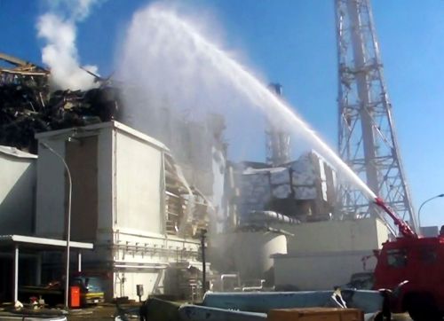 <YONHAP PHOTO-2357> This handout image, released by Japanese Self Defence Ministry on March 19, 2011 shows a fire engine dousing reactor number 3 of Tokyo Electric Power Co (TEPCO) Fukushima Dai-ichi nuclear power station No.1 at Okuma town in Fukushima prefecture on March 18, 2011. Japanese crews fighting to cool overheating reactors laid a power line into a stricken nuclear power plant on March 19. AFP PHOTO / HO / JAPANESE SELF-DEFENSE MINISTRY via JIJI PRESS RESTRICTED TO EDITORIAL USE - MANDATORY CREDIT " AFP PHOTO / HO / JAPANESE SELF-DEFENSE MINISTRY via JIJI PRESS " - NO MARKETING NO ADVERTISING CAMPAIGNS - DISTRIBUTED AS A SERVICE TO CLIENTS - NO ARCHIVES /2011-03-19 20:59:35/ <저작권자 ⓒ 1980-2011 ㈜연합뉴스. 무단 전재 재배포 금지.>
A fire engine douses reactor No. 3 of the Fukushima Daiichi nuclear power plant at Okuma town in Fukushima prefecture, eastern Japan, Saturday.    AFP-Yonhap News