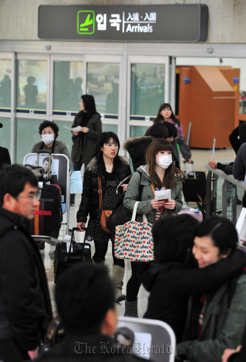 일본 대지진으로 방사능 유출이 계속되고 있어 20일 김포공항 입국장으로 교민, 일본인 등이 입국하고 있다.<br />김명섭 기자 msiron@
Passengers from Japan arrive at Gimpo International Airport in western Seoul on Sunday.     Kim Myung-sub/The Korea Herald
Passengers from Japan arrive at Gimpo International Airport in western Seoul on Sunday.     Kim Myung-sub/The Korea Herald