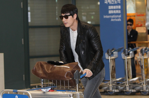 Actor Jung Woo-sung returns from Paris. (Yonhap News)