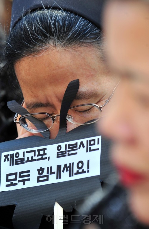 16일 정오 일본군 위안부 문제 해결을 위한 정기 수요집회에서 한 참석자가 묵념을 하고 있다. 오늘 집회는 시위 대신 '일본 강진 희생자 추모 침묵시위'로 진행됐다.<br />김명섭 기자 msiron@
16일 정오 일본군 위안부 문제 해결을 위한 정기 수요집회에서 한 참석자가 묵념을 하고 있다. 오늘 집회는 시위 대신 '일본 강진 희생자 추모 침묵시위'로 진행됐다.
김명섭 기자 msiron@