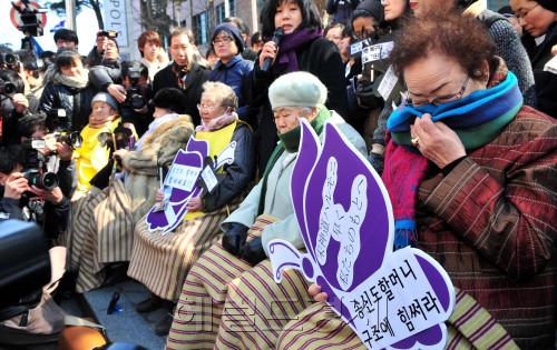 16일 정오 일본군 위안부 문제 해결을 위한 정기 수요집회에서 피해 할머니들이 묵념을 하고 있다. 오늘 집회는 시위 대신 '일본 강진 희생자 추모 침묵시위'로 진행됐다.<br />김명섭 기자 msiron@
16일 정오 일본군 위안부 문제 해결을 위한 정기 수요집회에서 피해 할머니들이 묵념을 하고 있다. 오늘 집회는 시위 대신 '일본 강진 희생자 추모 침묵시위'로 진행됐다.
김명섭 기자 msiron@
