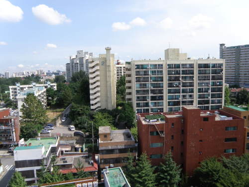 68만㎡에 달하는 대형 개발사업으로, 최초의 입체환지 사업지로 주목받는 금천구심도시개발사업이 관련 법령의 개정 작업 지연과 LH 재무구조 악화 등의 이유로 사업 장기화 우려가 제기되고 있다. 지난해 6월 도시개발구역으로 지정된 금천구심도시개발사업구역 내 전경.